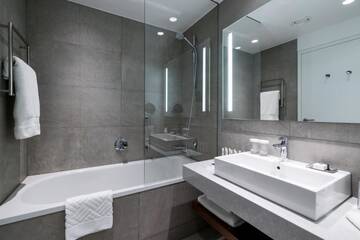 Фото номера Номер с кроватью размера «king-size» Отель DoubleTree by Hilton Wroclaw г. Вроцлав 9
