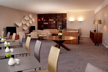 Фото номера Люкс с кроватью размера «king-size», право посещения лаунджа Отель DoubleTree by Hilton Wroclaw г. Вроцлав 2