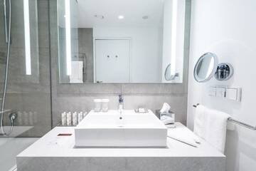 Фото номера Люкс с кроватью размера «king-size», право посещения лаунджа Отель DoubleTree by Hilton Wroclaw г. Вроцлав 3