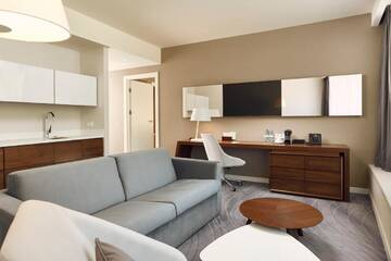 Фото номера Люкс с кроватью размера «king-size», право посещения лаунджа Отель DoubleTree by Hilton Wroclaw г. Вроцлав 4