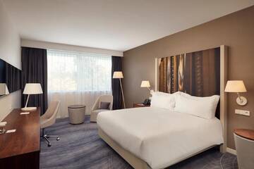 Фото номера Номер с кроватью размера «king-size» Отель DoubleTree by Hilton Wroclaw г. Вроцлав 4