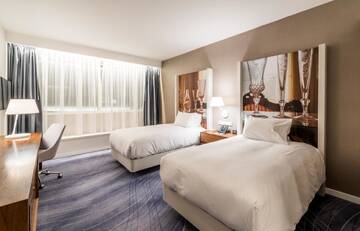 Фото номера Двухместный номер с 2 отдельными кроватями Отель DoubleTree by Hilton Wroclaw г. Вроцлав 3