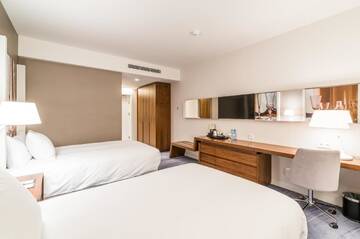 Фото номера Двухместный номер с 2 отдельными кроватями Отель DoubleTree by Hilton Wroclaw г. Вроцлав 4