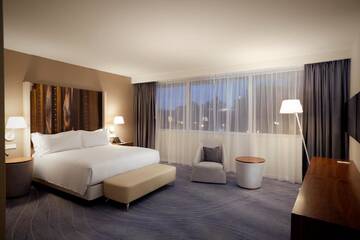 Фото номера Номер Делюкс с кроватью размера «king-size» Отель DoubleTree by Hilton Wroclaw г. Вроцлав 4