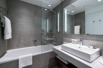 Фото номера Номер с кроватью размера «king-size» Отель DoubleTree by Hilton Wroclaw г. Вроцлав 3