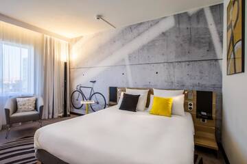 Фото номера Улучшенный двухместный номер с 1 кроватью Отель Novotel Wrocław Centrum г. Вроцлав 6