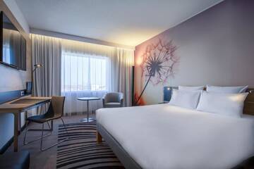 Фото номера Улучшенный двухместный номер с 1 кроватью Отель Novotel Wrocław Centrum г. Вроцлав 4