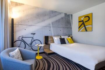 Фото номера Улучшенный двухместный номер с 1 кроватью Отель Novotel Wrocław Centrum г. Вроцлав 8