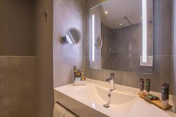 Фото номера Улучшенный двухместный номер с 1 кроватью Отель Novotel Wrocław Centrum г. Вроцлав 13