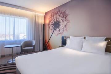Фото номера Улучшенный двухместный номер с 1 кроватью Отель Novotel Wrocław Centrum г. Вроцлав 10