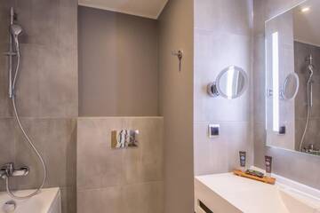 Фото номера Улучшенный двухместный номер с 1 кроватью Отель Novotel Wrocław Centrum г. Вроцлав 14