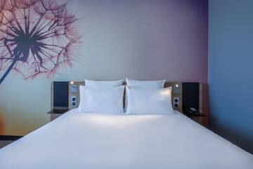 Фото номера Улучшенный двухместный номер с 1 кроватью Отель Novotel Wrocław Centrum г. Вроцлав 11
