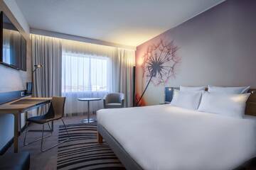 Фото номера Улучшенный двухместный номер с 1 кроватью Отель Novotel Wrocław Centrum г. Вроцлав 2