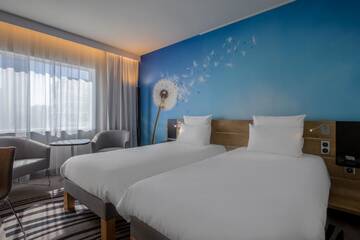 Фото номера Улучшенный двухместный номер с 2 отдельными кроватями Отель Novotel Wrocław Centrum г. Вроцлав 2