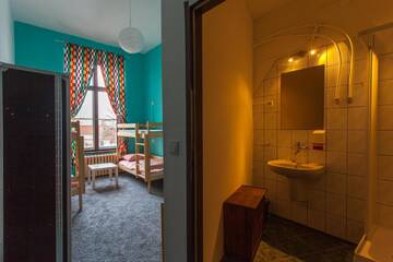 Фото номера Четырехместный номер с собственной ванной комнатой Хостелы Locomotive Hostel г. Вроцлав 3