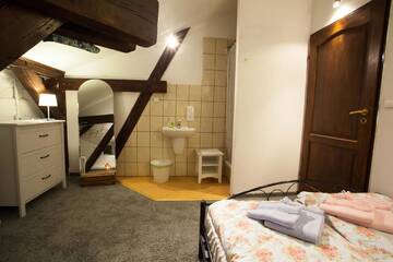 Фото номера Двухместный номер Делюкс с 1 кроватью и душем Хостелы Locomotive Hostel г. Вроцлав 6