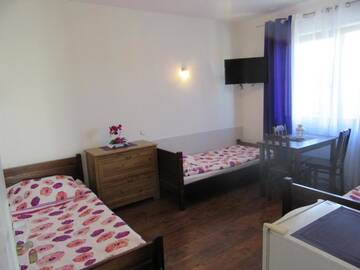 Фото номера Трехместный номер с общей ванной комнатой Хостелы Hostel Rumiankowy - Airport Hostel г. Вроцлав 8