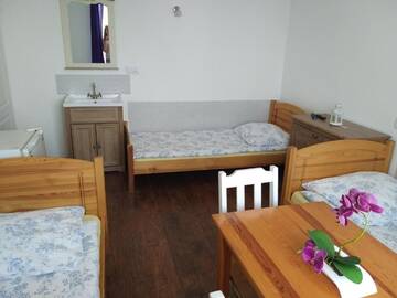 Фото номера Трехместный номер с общей ванной комнатой Хостелы Hostel Rumiankowy - Airport Hostel г. Вроцлав 7