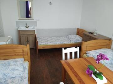 Фото номера Трехместный номер с общей ванной комнатой Хостелы Hostel Rumiankowy - Airport Hostel г. Вроцлав 2