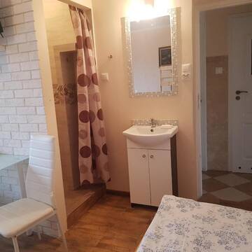 Фото номера Семейный номер с душем Хостелы Hostel Rumiankowy - Airport Hostel г. Вроцлав 5