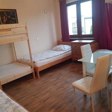 Фото номера Семейный номер с душем Хостелы Hostel Rumiankowy - Airport Hostel г. Вроцлав 7