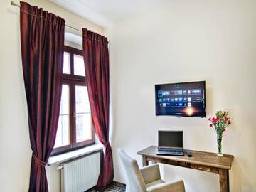 Фото номера Трехместный номер Апарт-отели Five Stars Bed&amp;Breakfast г. Вроцлав 6