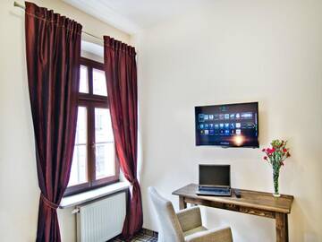 Фото номера Трехместный номер Апарт-отели Five Stars Bed&amp;Breakfast г. Вроцлав 9