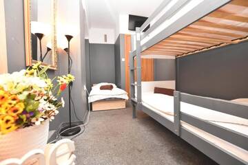 Фото номера Трехместный номер с общей ванной комнатой Хостелы DUKES Hostel - Pokoje prywatne г. Вроцлав 5