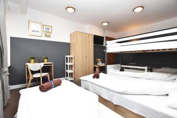 Фото номера Семейный номер с общей ванной комнатой Хостелы DUKES Hostel - Pokoje prywatne г. Вроцлав 6