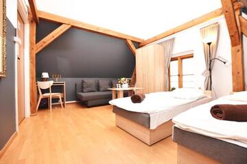 Фото номера Семейный номер с общей ванной комнатой Хостелы DUKES Hostel - Pokoje prywatne г. Вроцлав 5
