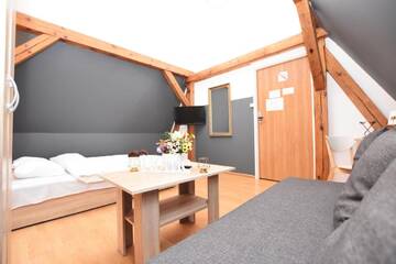 Фото номера Семейный номер с общей ванной комнатой Хостелы DUKES Hostel - Pokoje prywatne г. Вроцлав 2