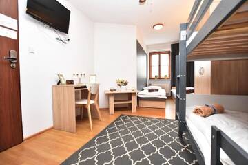 Фото номера Семейный номер с общей ванной комнатой Хостелы DUKES Hostel - Pokoje prywatne г. Вроцлав 3