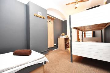 Фото номера Семейный номер с общей ванной комнатой Хостелы DUKES Hostel - Pokoje prywatne г. Вроцлав 6
