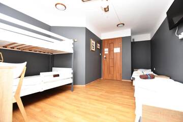 Фото номера Семейный номер с общей ванной комнатой Хостелы DUKES Hostel - Pokoje prywatne г. Вроцлав 4
