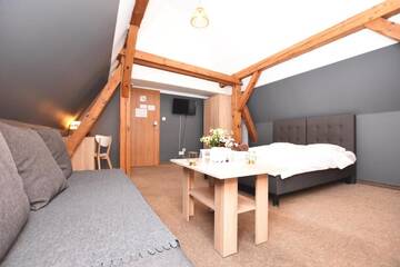 Фото номера Семейный номер с общей ванной комнатой Хостелы DUKES Hostel - Pokoje prywatne г. Вроцлав 3