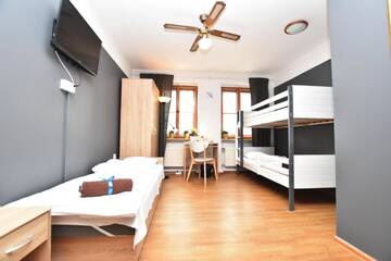 Фото номера Семейный номер с общей ванной комнатой Хостелы DUKES Hostel - Pokoje prywatne г. Вроцлав 5