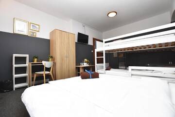 Фото номера Семейный номер с общей ванной комнатой Хостелы DUKES Hostel - Pokoje prywatne г. Вроцлав 6