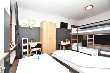Фото номера Семейный номер с общей ванной комнатой Хостелы DUKES Hostel - Pokoje prywatne г. Вроцлав 5