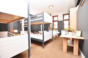 Фото номера Семейный номер с общей ванной комнатой Хостелы DUKES Hostel - Pokoje prywatne г. Вроцлав 6