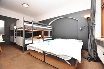 Фото номера Семейный номер с общей ванной комнатой Хостелы DUKES Hostel - Pokoje prywatne г. Вроцлав 3