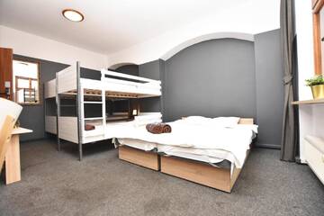 Фото номера Семейный номер с общей ванной комнатой Хостелы DUKES Hostel - Pokoje prywatne г. Вроцлав 7