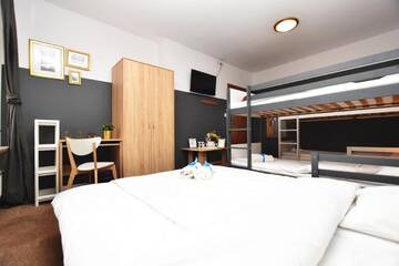 Фото номера Семейный номер с общей ванной комнатой Хостелы DUKES Hostel - Pokoje prywatne г. Вроцлав 4