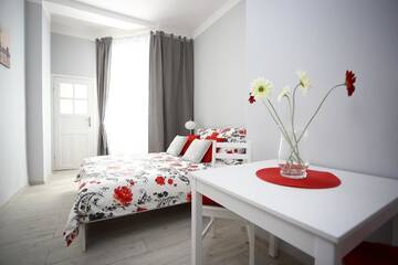 Фото номера Номер с кроватью размера «king-size» Апартаменты Colourful Rooms г. Вроцлав 4