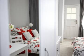 Фото номера Номер с кроватью размера «king-size» Апартаменты Colourful Rooms г. Вроцлав 5