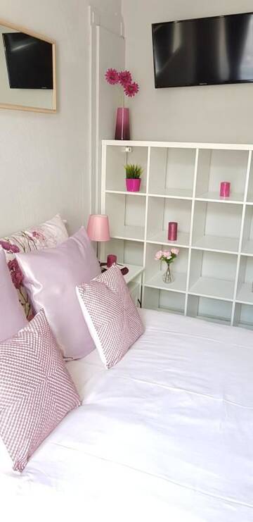 Фото номера Номер Делюкс с кроватью размера «king-size» Апартаменты Colourful Rooms г. Вроцлав 2