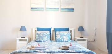 Фото номера Номер с кроватью размера «king-size» и балконом Апартаменты Colourful Rooms г. Вроцлав 5