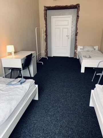Фото номера Стандартный трехместный номер Хостелы Chilli Hostel г. Вроцлав 3