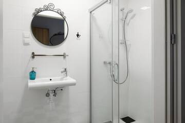Фото номера Двухместный номер с 1 кроватью или 2 отдельными кроватями и собственной ванной комнатой Хостелы MoHo XL Hostel г. Вроцлав 2