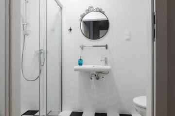 Фото номера Двухместный номер с 1 кроватью или 2 отдельными кроватями и собственной ванной комнатой Хостелы MoHo XL Hostel г. Вроцлав 4