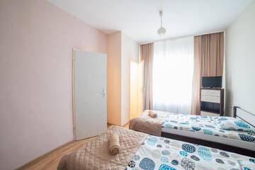 Фото номера Небольшой двухместный номер с 2 отдельными кроватями Отель Strzelec Noclegi г. Вроцлав 5